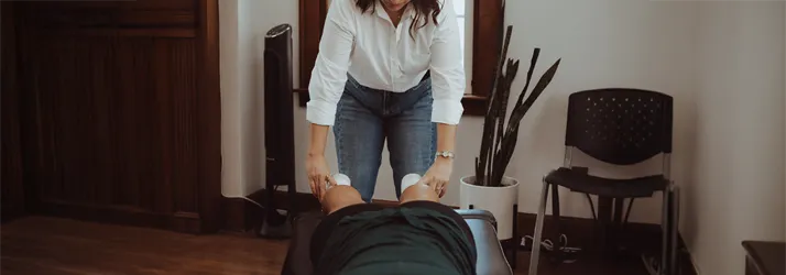 Chiropractor Lincoln NE Sierra Marquez-Mazour Lower Extremity Doctor Sierra Marquez-Mazour streaching the Lower Extremities of a patient